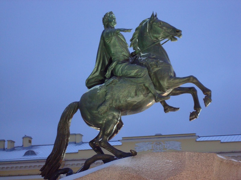 Всадник на коне где. Памятник Петру 1 в Москве на коне. Всадник на лошади памятник в Питере. Медный всадник памятник Петру 1. Памятник всадник на коне в Москве.